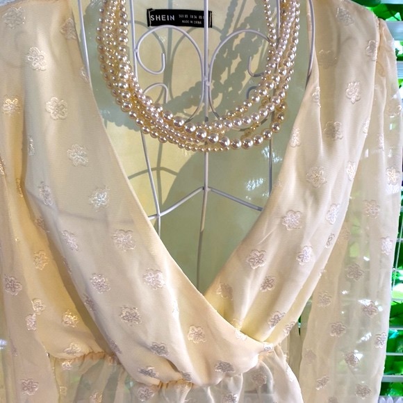 Shein feminine cream ivory top with peplum & ruffled cuffs - Picture 3 of 7